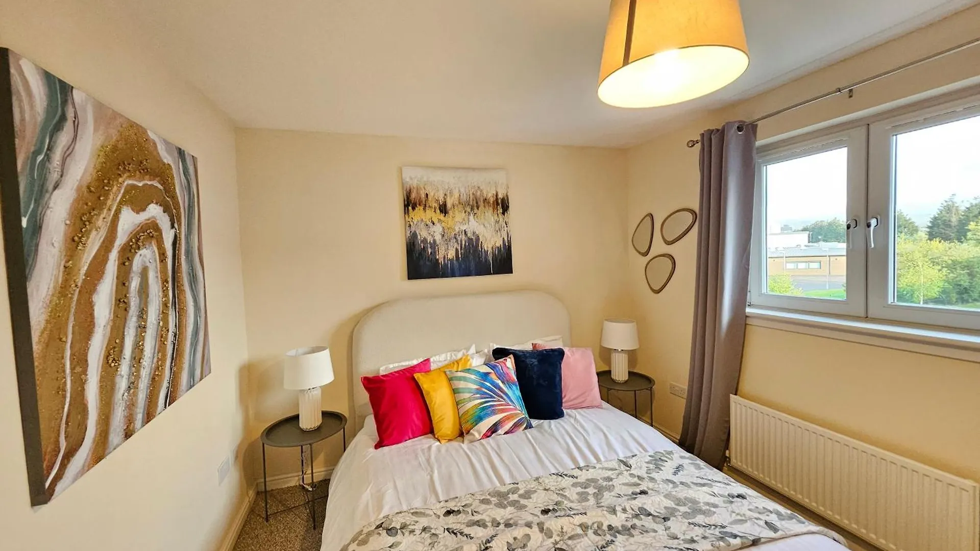 2 Bed Apt, 4 Beds With Parking Edinburgh